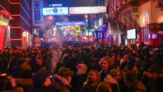 Zahlreiche Menschen stehen vor der wegen Überfüllung geschlossenen Großen Freiheit auf der Reeperbahn kurz nach dem Jahreswechsel. © dpa Bildfunk Foto: Christian Charisius
