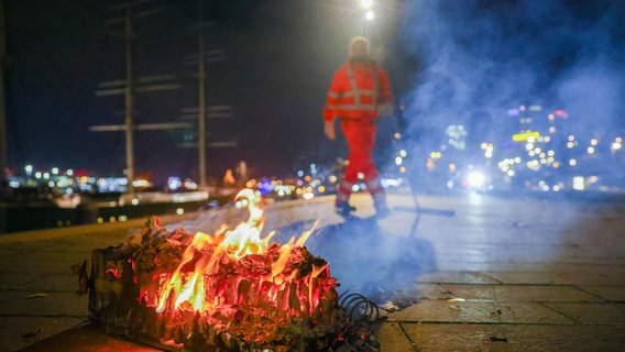 Mitarbeiter der Hamburger Stadtreinigung im Silvestereinsatz an der Hafenpromenade © dpa Bildfunk Foto: Christian Charisius