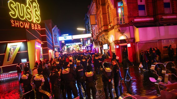 Zahlreiche Menschen stehen vor der wegen Überfüllung geschlossenen Großen Freiheit auf der Reeperbahn kurz nach dem Jahreswechsel. © dpa Bildfunk Foto: Christian Charisius