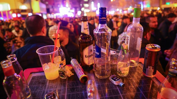 Leere Flaschen und anderer Müll steht auf einem Mülleimer vor der Großen Freiheit auf der Reeperbahn kurz nach dem Jahreswechsel. © picture alliance/dpa | Christian Charisius Foto: Christian Charisius
