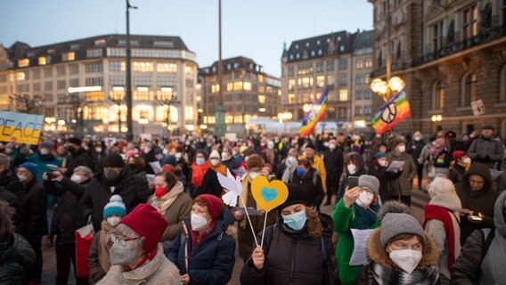 Zahlreiche Menschen singen bei einer Demonstration unter dem Motto "Singen für den Frieden" auf dem Rathausmarkt. © picture alliance/dpa | Daniel Reinhardt Foto: Daniel Reinhardt