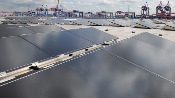 Eine Solaranlage steht in Hamburg auf dem Dach des Logistigzentrums Altenwerder der Hafen und Logistik AG (HHLA). © dpa Foto: Angelika Warmuth