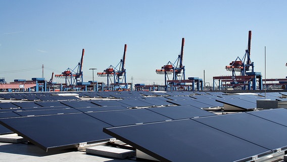 Solaranlage auf dem Dach des HHLA-Logistikzentrums Altenwerder. © Hamburger Hafen und Logistik AG 