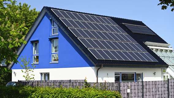 Eine Solaranlage auf einem Hausdach in Hamburg. © picture alliance / CHROMORANGE Foto: Christian Ohde