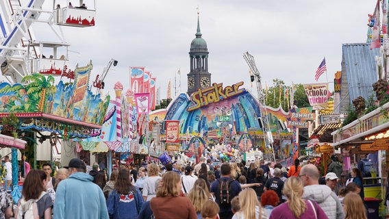 Ludzie przechadzają się po hamburskim Sommerdam 2022.  © Picture Alliance/dpa Zdjęcie: Marcus Brandt