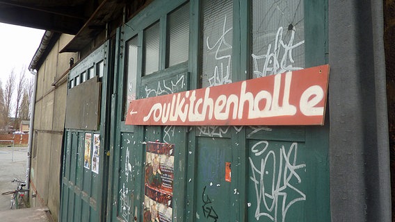 Auf einem Schild an der Soulkitchenhalle steht "Soulkitchenhalle" © NDR.de Foto: Marc-Oliver Rehrmann