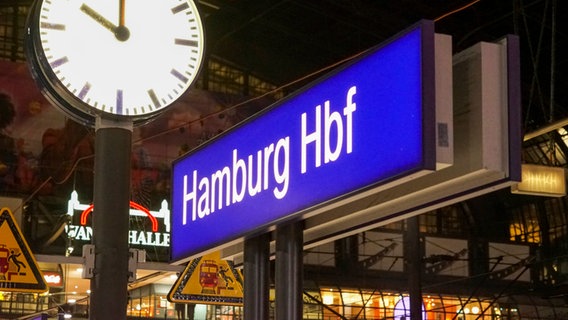 Schild "Hamburg Hbf" in der Hamburger Wandelhalle © picture alliance /ABB 
