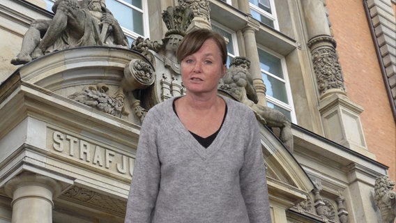 Elke Spanner vor dem Amtsgericht Hamburg. © NDR; IMAGO / Eckhard Stengel 