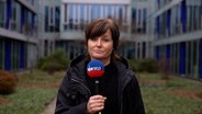 Elke Spanner, NDR Hamburg, berichtet über einen Prozess. © NDR 