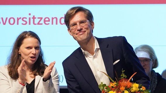 Der neue Landesvorsitzende der SPD Hamburg, Nils Weiland, steht nach seiner Wahl auf dem Landesparteitag im Bürgerhaus Wilhelmsburg neben Melanie Leonhard, Landesvorsitzende der SPD Hamburg. © picture alliance/dpa | Marcus Brandt Foto: Marcus Brandt