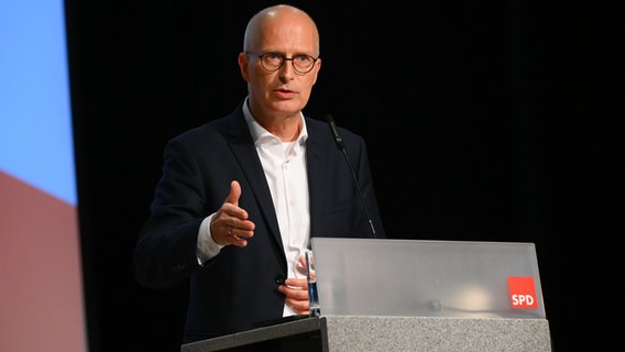 Hamburgs Erster Bürgermeister Peter Tschentscher (SPD) spricht zu Beginn des Landesparteitags seiner Partei im Bürgerhaus Wilhelmsburg. © Jonas Walzberg/dpa 