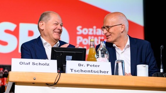 Bundeskanzler Olaf Scholz und Hamburgs Bürgermeister Peter Tschentscher beim Landesparteitag der Hamburger SPD. © Jonas Walzberg/dpa 