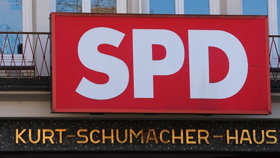 Logo der SPD am Kurt-Schumacher-Haus in Hamburg © Marcus Brandt/dpa 