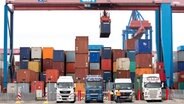 Container werden auf dem Container Terminal Altenwerder der Hamburger Hafen und Logistik AG im Hamburger Hafen umgeschlagen. © picture alliance Foto: Christian Charisius
