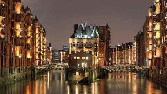 Blick auf die Hamburger Speicherstadt am Abend. © imago 