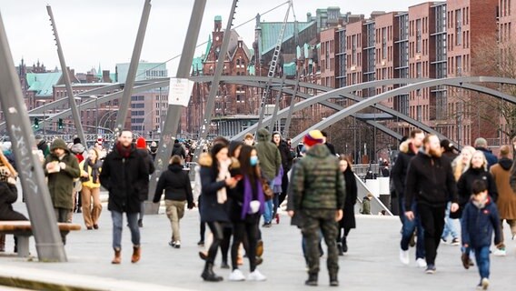 Menschen gehen in der Hamburger Speicherstadt spazieren. © picture alliance/dpa Foto: Markus Scholz