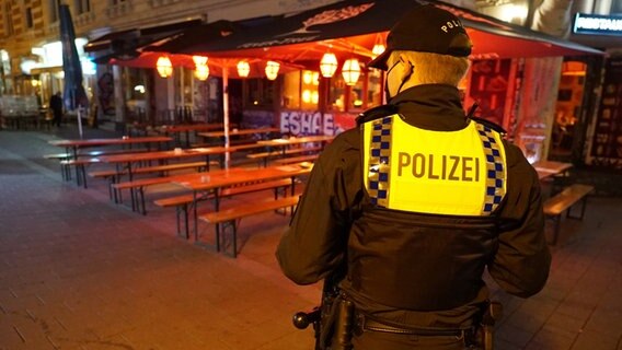 Ein Polizist überwacht im Hamburger Schanzenviertel die Einhaltung der Sperrstunde. © rtn / Frank Bründel 