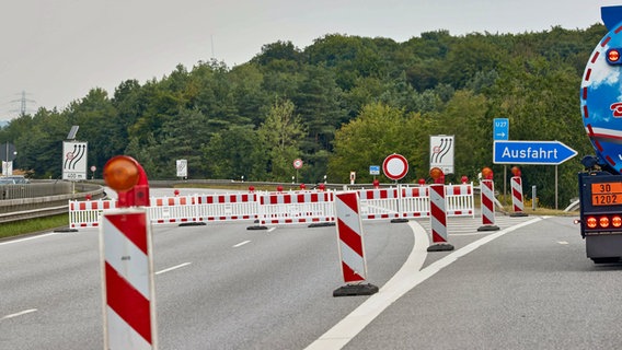 Blick auf die Absperrung mit Schildern und Warnbaken an der Abfahrt Hamburg-Heimfeld auf der Autobahn 7. © picture alliance / dpa Foto: Georg Wendt