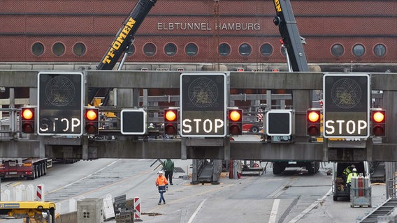 Kräne stehen auf einer Baustelle auf der Nordseite vor dem Elbtunnel. © picture alliance/dpa Foto: Georg Wendt