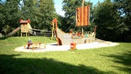 Spielgeräte auf dem Vikingerspielplatz in Bergedorf © NDR/Zeljko Todorovic 