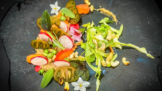 Ein Spitzkohl-Aprikosen-Salat von Dave Hänsel. © NDR Foto: Dave Hänsel