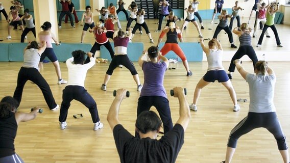 Zahlreiche Menschen machen beim Sportverein Sportspaß beim Workout-Kurs mit. © picture-alliance/ dpa | Maurizio Gambarini Foto: Maurizio Gambarini