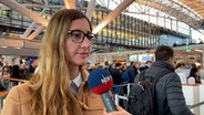 Katja Bromm, Sprecherin des Hamburger Flughafens zum Thema Sicherheit © NDR/Anna Rüter 