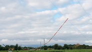 Der Sendemast in Moorfleet fällt nach der Sprengung in sich zusammen. © NDR Foto: Christian Spielmann