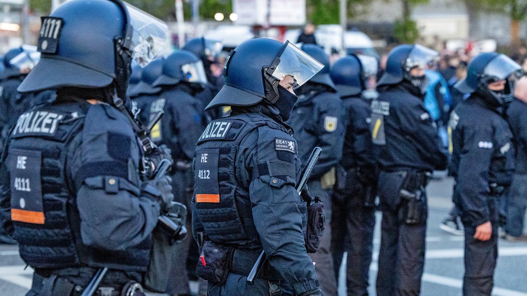 Polizisten sichern ein Spiel des FC St. Pauli in Hamburg.