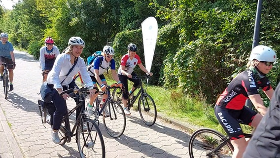 Radfahrer nehmen an der Aktion Stadtradeln teil. © NDR Foto: Screenshot
