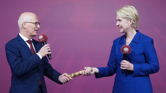 Peter Tschentscher (SPD), Erster Bürgermeister und Präsident des Senats der Freien und Hansestadt Hamburg, übergibt symbolisch den Staffelstab für die Bundesratspräsidentschaft an Manuela Schwesig (SPD), Ministerpräsidentin von Mecklenburg-Vorpommern, im Pavillon des Bundesrats auf dem Bürgerfest in der Innenstadt. © picture alliance / dpa Foto: Marcus Brandt