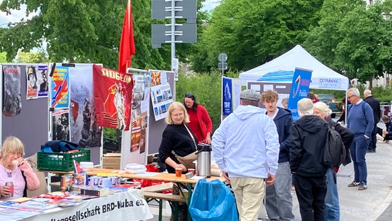 Bei einer Veranstaltung zum 8. Mai in der Hamburger Innenstadt steht auch ein Stand eines pro-russischen Vereins. © NDR Foto: Susanne Röhse