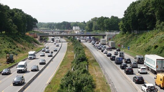 Autos stehen auf der A7 in Hamburg-Bahrenfeld Richtung Elbtunnel im Stau. © picture alliance/dpa Foto: Luise Evers