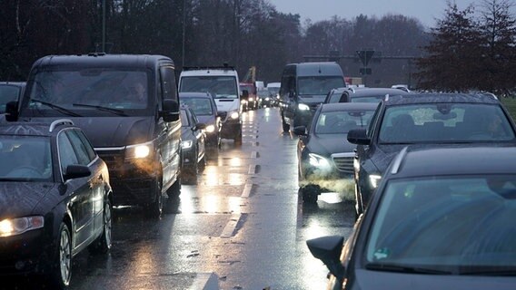 Autos stauen sich auf einer Straße in Hamburg. © picture alliance 