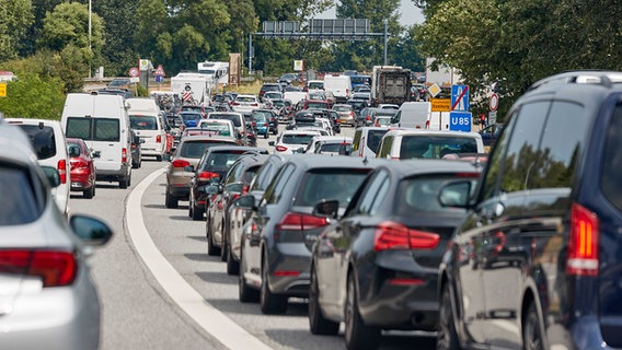 Autos stauen sich auf einer Hamburger Autobahn. © picture alliance/dpa Foto: Georg Wendt