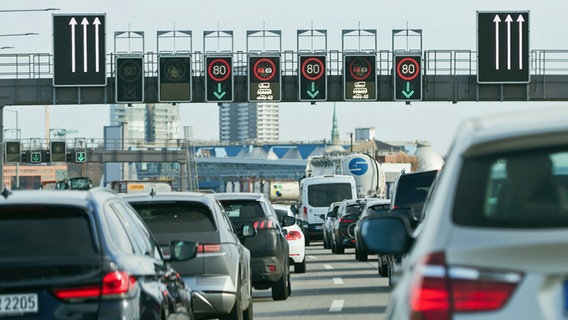 Autos stehen vor dem Hamburger Elbtunnel im Stau © dpa Foto: Georg Wendt