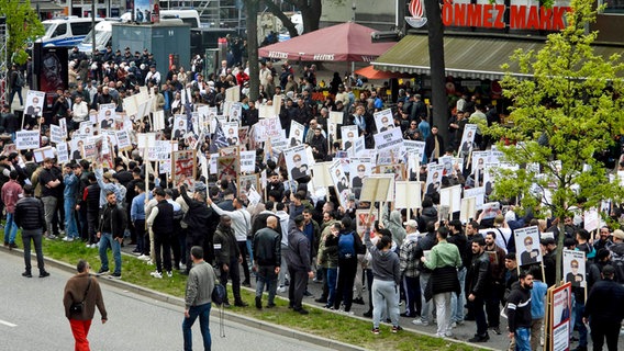Kilkuset demonstrantów z białymi flagami i plakatami na demonstracji w Hamburger Steindamm.  © Image Alliance / Image 