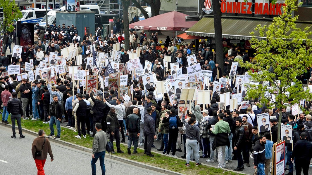 Mehrere hundert Demonstranten mit weißen Fahnen und Plakaten bei einer Demonstration am Hamburger Steindamm.