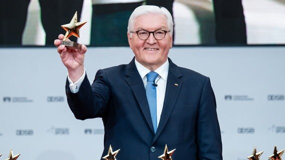 Bundespräsident Frank-Walter Steinmeier verleiht die "Sterne des Sports in Gold 2021". © dpa Foto: Bernd von Jutrczenka