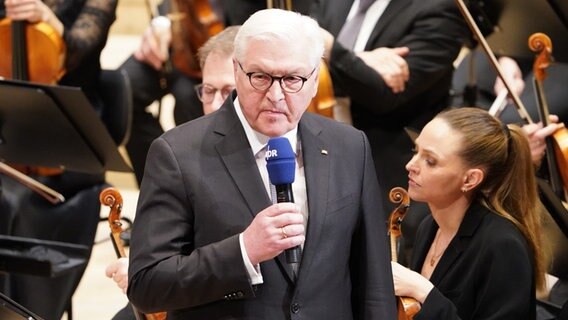 Bundespräsident Frank-Walter Steinmeier spricht in der Elbphilharmonie zu Beginn eines Benefizkonzerts. © picture alliance / dpa Foto: Marcus Brandt