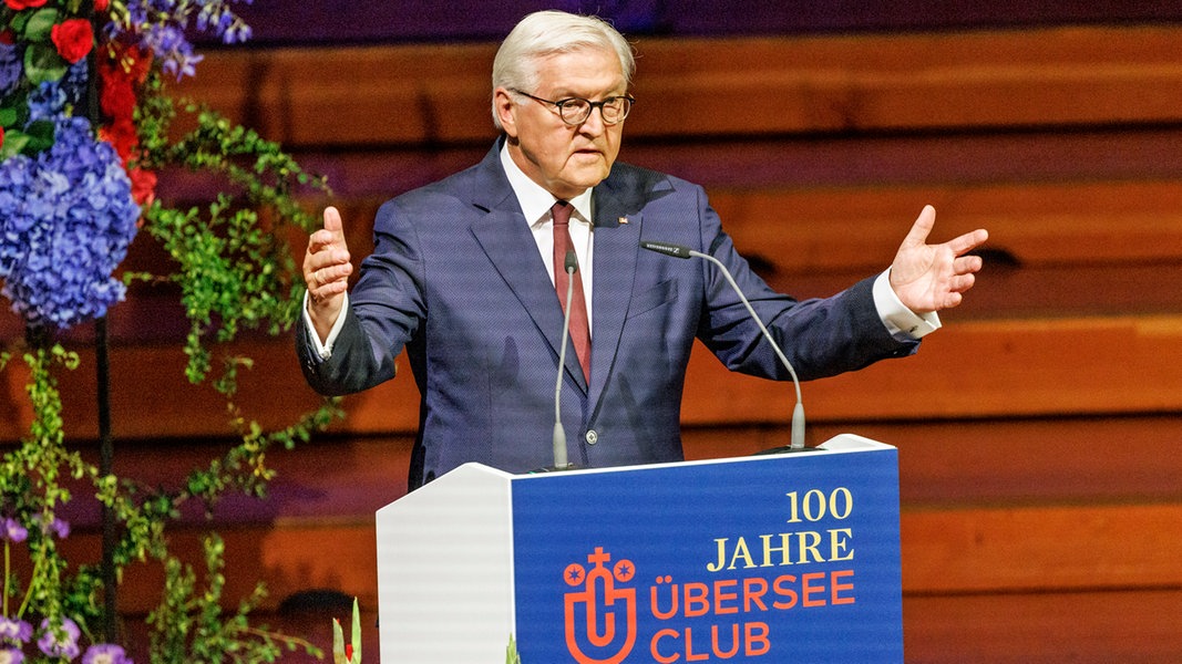 Bundespräsident Frank-Walter Steinmeier spricht beim Festakt zum 100. Jubiläum des Hamburger Übersee-Clubs in der Laeizhalle