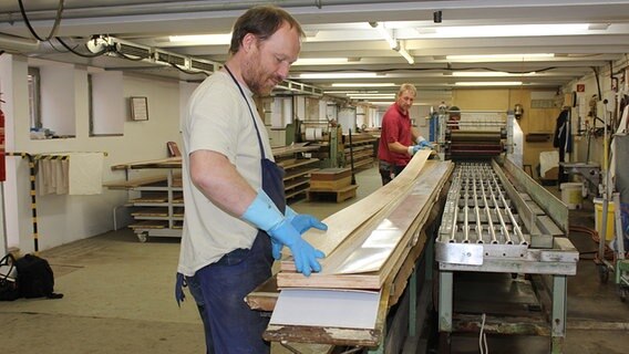 Zwei Steinway-Mitarbeiter leimen Holzplatten aufeinander © NDR.de Foto: Kristina Festring-Hashem Zadeh, NDR.de