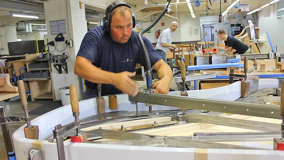 Ein Arbeiter bei der Produktion eines Steinway-Flügels © NDR.de Foto: Kristina Festring-Hashem Zadeh, NDR.de