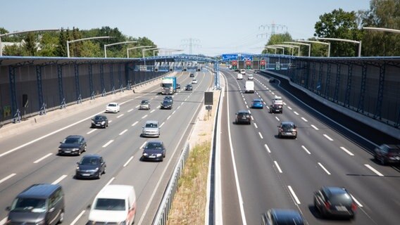 Fahrzeuge sind auf der A7 bei Hamburg-Schnelsen unterwegs, in Richtung Norden (r) schon auf neuem Flüsterasphalt. Fahrzeuge sind auf der A7 bei Hamburg-Schnelsen unterwegs, in Richtung Norden (r) schon auf neuem Flüsterasphalt. © picture alliance / dpa Foto: Christian Charisius