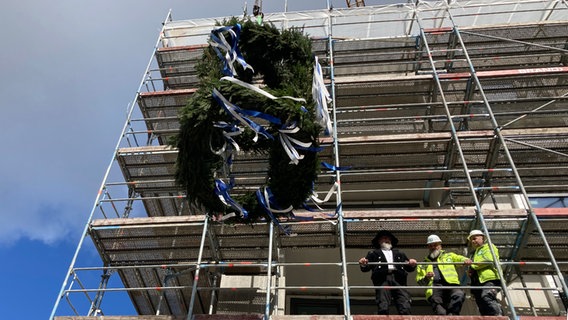 In Hamburg-Stellingen feiert die SAGA Richtfest für ein Wohnhaus mit 150 Wohnungen. © NDR Foto: Reinhard Postelt