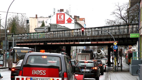 Stau auf der Stresemannstraße in der Nähe der Sternbrücke. © picture alliance / PublicAd Foto: Mirko Hannemann