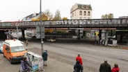 Die Eisenbahnbrücke Sternbrücke von der Stresemannstraße aus gesehen. © IMAGO Foto: Hanno Bode