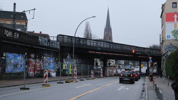 Autos fahren unter der Sternbrücke in Hamburg durch. © IMAGO / foto-leipzig.de 