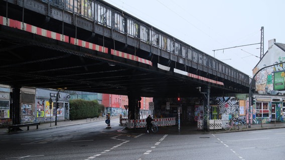Ein Fahrradfahrer hält unter der Sternbrücke in Hamburg an einer Ampel. © IMAGO / foto-leipzig.de 
