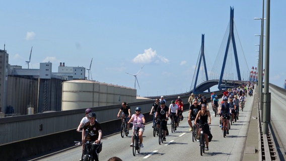 Tausende Menschen nehmen an der Fahrradsternfahrt teil. Ein Höhepunkt für viele der Radler eine Fahrt über die sonst gesperrte Köhlbrandbrücke im Hafen. © dpa Foto: Thomas Müller
